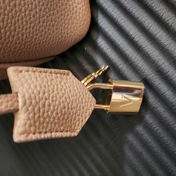 😍VERAFIED - 😍NWOT 😍Gold Beige Hobo Bag - Picture 6 of 15